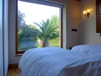 Casa La Marina. Berbes. Finca 3000 m2, parking, overlooking the sea / mountain, golf 500 m Hotels in Ribadesella