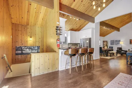 Pine View - Spacious 3000 SQFT Home with Game Room, Bar and 3 Decks!