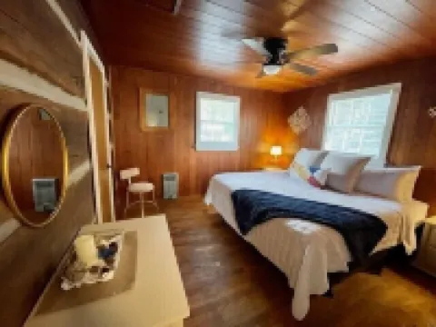 Cabin 2 - 1 Bedroom Cabin with Campbell Creek view in Pioneer Village