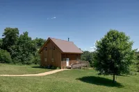 The Rustic Retreat: Elegant cabin with WiFi & AC in an enchanting location!