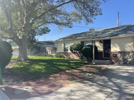 Stylish home near UNR and fairgrounds Отели рядом с достопримечательностью «Парк Ранчо Сан Рафаел Офф-Лиш Дог»