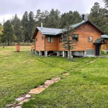 2 Private Cabins on an Secluded Acre, Walk to Restaurants, Fully Fenced