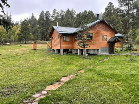 2 Private Cabins on an Secluded Acre, Walk to Restaurants, Fully Fenced