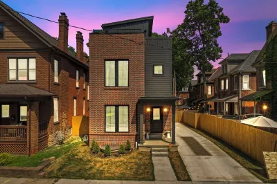 Exclusive, Luxury Retreat in Columbus, Hot Tub, Rooftop Deck, Sleeps 12 Hotel di 