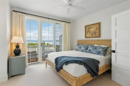 Welcoming! Professionally Decorated with Panoramic Lake Views. One of a kind! Отели в г. Петоски