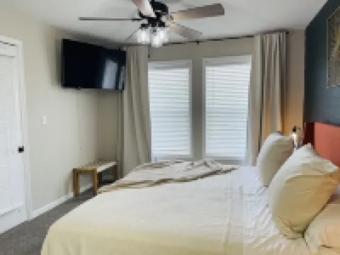 Lighthouse Retreat | 2Bed, 2 Bath | Quiet Cove | Boat Slip & Pool Access