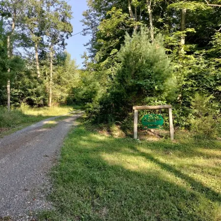 Charming 2-bedroom cottage near Bedford, screened porch deck & private setting