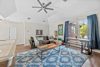 Luxe 5BD Home, Heated Pool, Game Room, King Beds, Family-Friendly