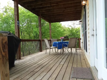 Lake and Boat Life!Lake Rental in a Dead-End Street.