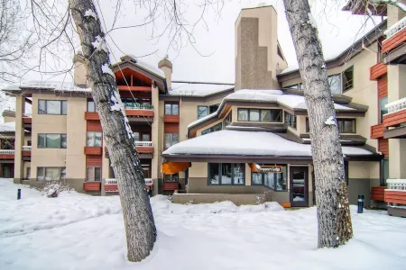 Free Shuttle, Heated Pool, Hot Tubs, Fitness Rm, Location and Air Conditioning!