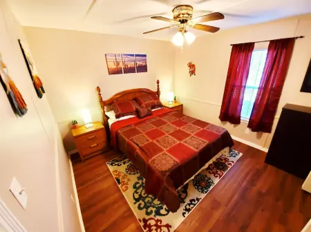 Las Puertas Amarilla! w/Office 152Mbps Wifi. Pet Friendly & Near City Park!