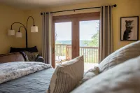 Spectacular Mountain & Sunset Views! Spacious Home Sleeps 12! Ping Pong/Hot Tub!