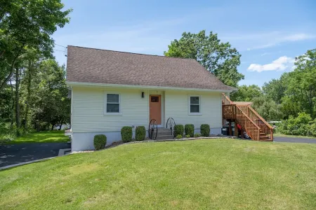 Wake Up to Water Views:Secluded 1 Acre Waterfront Retreat near New Paltz & Gunks
