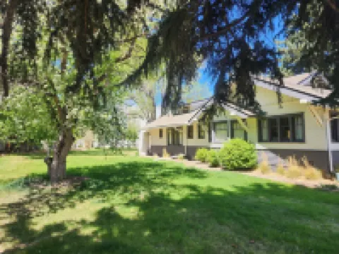 Beautiful 5 bedroom home w/ access to hot tub/pool 25 mins to Glenwood or Vail!