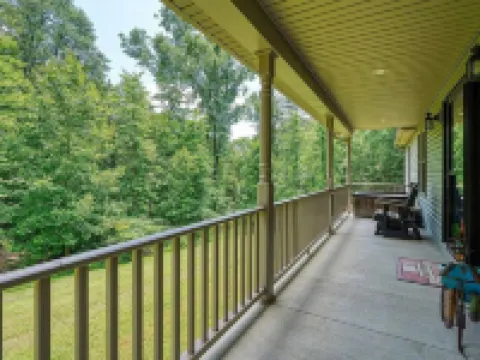 Minutes to Caves! Private Woods! Game Room & Media Room! Great for Get-togethers Hotels in Swan Township