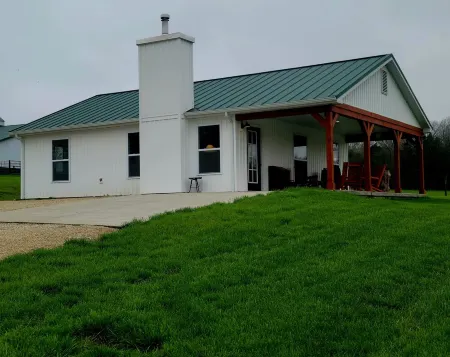 Lake Cabin near the Bourbeuse River Отели в г. Franklin County