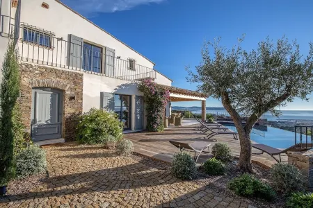 VILLA SOLEIL D'OR GOLFE DE ST TROPEZ, swimming pool at 29° all year round, 180° view