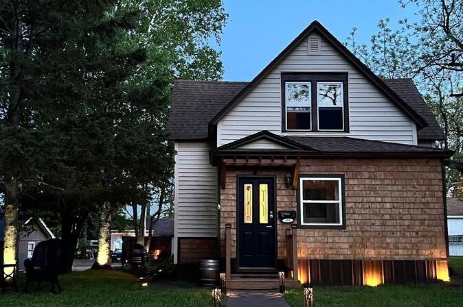 Charming Cottage! - 3 Bedrooms, 4 Beds, 2 Full Baths, 6 Adults