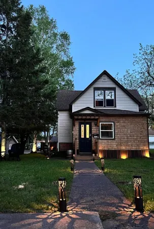 Charming Cottage! - 3 Bedrooms, 4 Beds, 2 Full Baths, 6 Adults