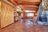 Runway Lounge in Joshua Tree: Airport Resort with Pool