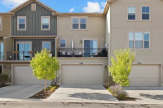 10 min to lifts, Private home, Sleeps 9, sleep ski and relax