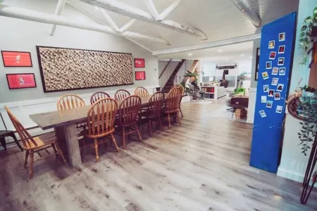 RIVER FRONT Pickleball & Bball Patio-Pets-2 houses