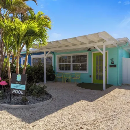Close to beach, private heated pool, bikes, beach chairs & more!