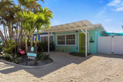 Close to beach, private heated pool, bikes, beach chairs & more! Отели рядом с достопримечательностью «Alvin's Island - Holmes Beach #753»