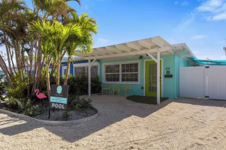 Close to beach, private heated pool, bikes, beach chairs & more! Отели в г. Холмс Бич