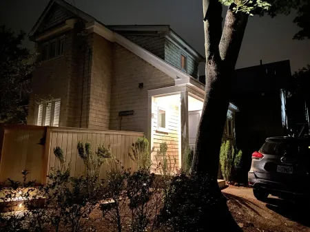 #CozyBluffs #OakBluffs #EastChop 1 BD, 1.5 bath home-Walk to Town-Ferries-Beach! Отели рядом с достопримечательностью «ЙМКА Мартас-Винъярд»