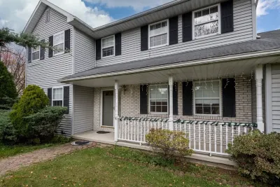 Homely Retreat - near ski resort, golf course, trails, kayaking, shopping & more Rose's Creekside Cottage附近的飯店