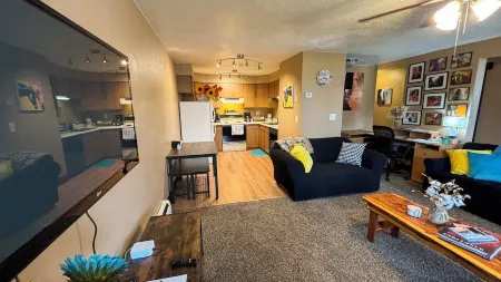 Spacious Open Living Space in This Beautiful Mother-in-Law Basement Apartment Отели в г. Бландинг