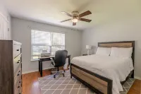 The Back 40 Getaway! Backs to Trail! Minutes from Blowing Springs & Gear Garden!