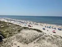 NEWLY RENOVATED-BEACH FRONT-TOP FLOOR-BRIGHT LIGHT-QUIET BUILDING