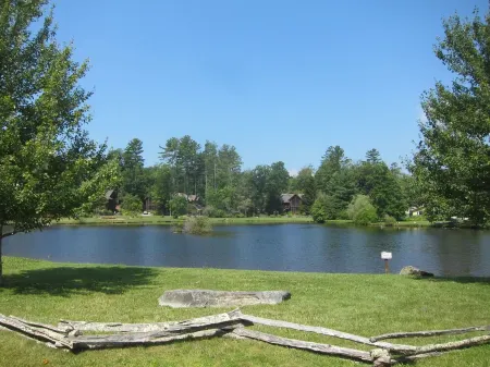TWO BLOCKS FROM MAIN ST 5 BDRM/ 3 BA, WiFi. HD. Отели рядом с достопримечательностью «Sunrise Rock by Highlands-Cashiers Land Trust»