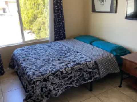 Stay With Us in Rio Rancho!  Balloon Fiesta Shuttle Close. 2 REAL QUEEN BEDS! Hotels in Rio Rancho