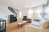 Two floor Urban Oasis: King Bed Near NYC Train