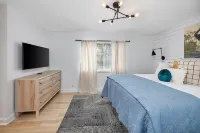 LOCATION! *2 POOLS *WALK TO BEACH & PIER VILLAGE*