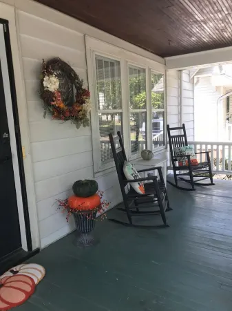 Pet friendly remodeled bungalow home just two blocks from Washington Park. Отели в г. Спрингфилд