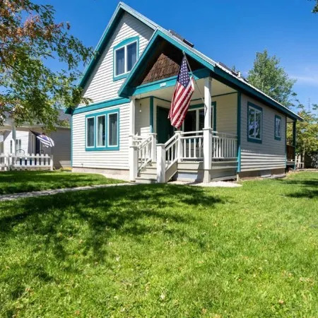 Steps from Downtown Cody - Spacious home that sleeps 10!