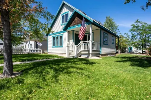 Steps from Downtown Cody - Spacious home that sleeps 10!