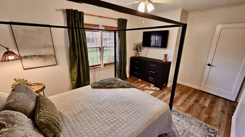 Chic Central Cottage- Wood Floors, Fireplace, Game Room & Firepit- Pet Friendly