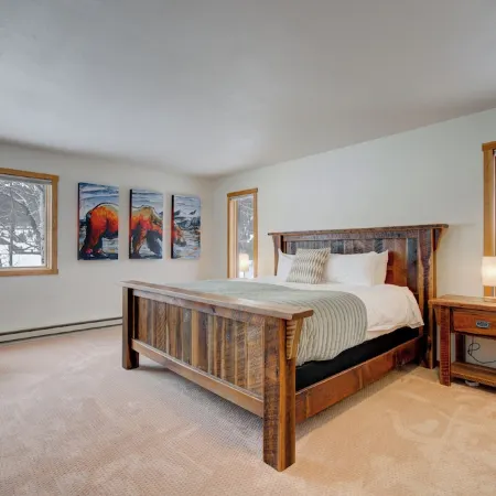 Private Hot Tub! Pool Table, Mountain Views, Ski Shuttle Close by!