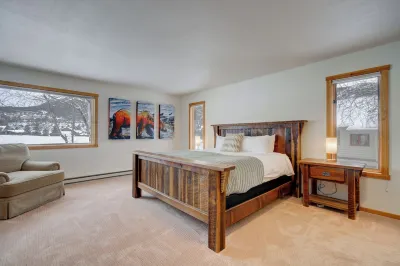 Private Hot Tub! Mountain Views, Town Center Location, Free Ski Shuttle Access!