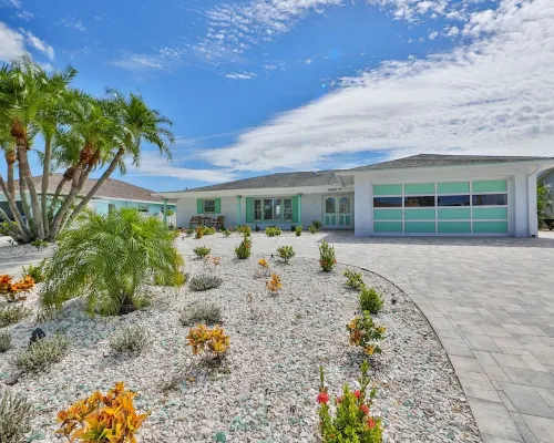 Spacious waterfront home in Apollo Beach w/ private swimming pool and boat dock. Hotels in Apollo Beach