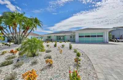 Spacious waterfront home in Apollo Beach w/ private swimming pool and boat dock. Publix Super Market at Paradise Shoppes of Apollo Beach附近的飯店