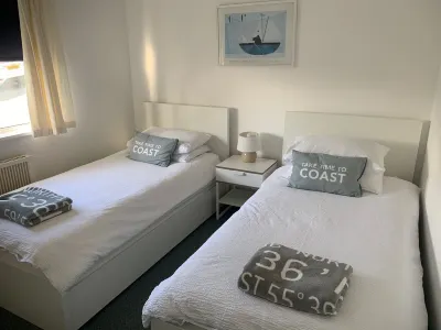 Cottage on coastpath, dogs welcome, includes Hotel indoor pool gym and tennis Отели рядом с достопримечательностью «Mullion Island»