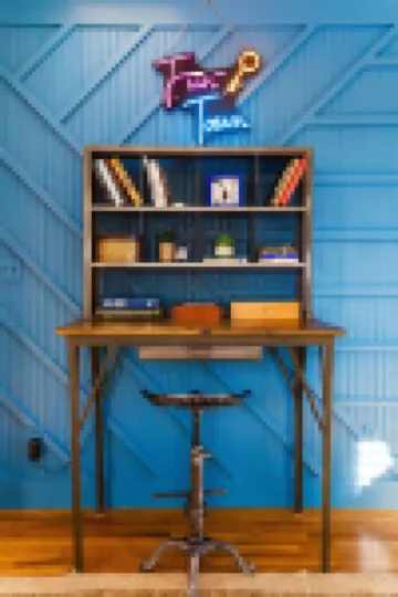 1- King bed/ 1- sofa bed/ 1.5bath Block from Beach