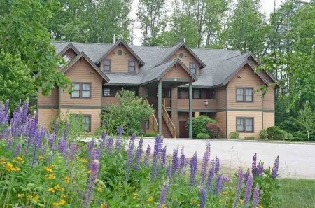 Beautiful Condominium at Castle Hill Resort, 10 Minutes from Okemo Ski Resort