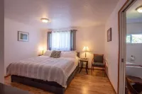 Garden House fenced yard with covered patio. Pets okay. Close access to shops. Hotels in Oregon City